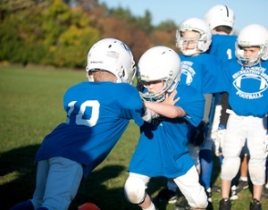 kids_playing_football